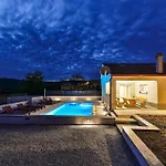 Nyaraló Cozy In Lećevica